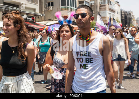 Tel Aviv, Israele. 8 Giugno, 2018. Sotto il sole cocente, 250000 persone hanno partecipato a Tel Aviv annuale xx Gay Pride Parade. L'evento è più grande del suo genere in Medio Oriente, e decine di migliaia di turisti internazionali unite ai festeggiamenti, volare in Israele soprattutto a prendere parte alla parata. Credito: galit seligmann/Alamy Live News Foto Stock