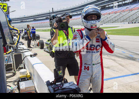 Fort Worth, Texas, Stati Uniti d'America. 8 Giugno, 2018. TONY KANAAN (14) del Brasile si blocca su strada ai box prima di prendere il via alla pratica per la tecnologia DXC 600 al Texas Motor Speedway di Fort Worth, Texas. Credito: Justin R. Noe Asp Inc/ASP/ZUMA filo/Alamy Live News Foto Stock