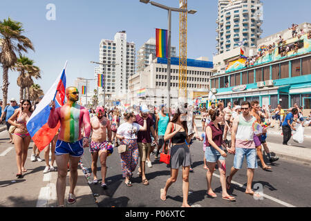 Tel Aviv, Israele. 8 Giugno, 2018. Sotto il sole cocente, 250000 persone hanno partecipato a Tel Aviv annuale xx Gay Pride Parade. L'evento è più grande del suo genere in Medio Oriente, e decine di migliaia di turisti internazionali unite ai festeggiamenti, volare in Israele soprattutto a prendere parte alla parata. Credito: galit seligmann/Alamy Live News Foto Stock