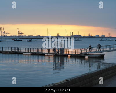 Queenborough, Kent, Regno Unito. 8 Giugno, 2018. Regno Unito Meteo: il sole al tramonto, Queenborough, Kent. Credito: James Bell/Alamy Live News Foto Stock