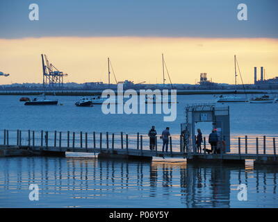 Queenborough, Kent, Regno Unito. 8 Giugno, 2018. Regno Unito Meteo: il sole al tramonto, Queenborough, Kent. Credito: James Bell/Alamy Live News Foto Stock