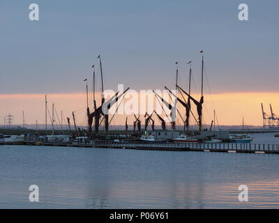 Queenborough, Kent, Regno Unito. 8 Giugno, 2018. Regno Unito Meteo: il sole al tramonto, Queenborough, Kent. Thames chiatte a vela moor in Queenborough porto avanti di cui domani centodecimo Medway chiatta corrispondono a vela. Credito: James Bell/Alamy Live News Foto Stock