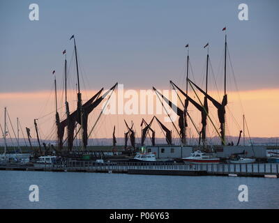 Queenborough, Kent, Regno Unito. 8 Giugno, 2018. Regno Unito Meteo: il sole al tramonto, Queenborough, Kent. Thames chiatte a vela moor in Queenborough porto avanti di cui domani centodecimo Medway chiatta corrispondono a vela. Credito: James Bell/Alamy Live News Foto Stock