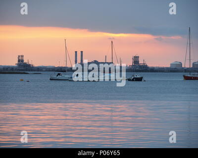 Queenborough, Kent, Regno Unito. 8 Giugno, 2018. Regno Unito Meteo: il sole al tramonto, Queenborough, Kent. Credito: James Bell/Alamy Live News Foto Stock