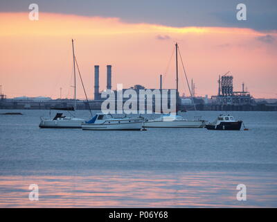 Queenborough, Kent, Regno Unito. 8 Giugno, 2018. Regno Unito Meteo: il sole al tramonto, Queenborough, Kent. Credito: James Bell/Alamy Live News Foto Stock