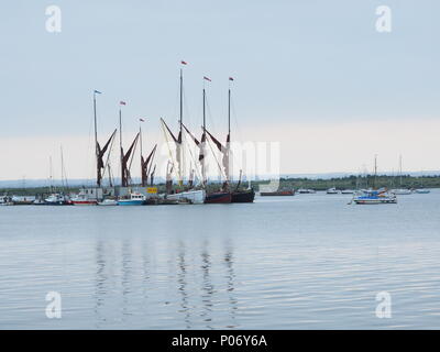 Queenborough, Kent, Regno Unito. 8 Giugno, 2018. Regno Unito Meteo: il sole al tramonto, Queenborough, Kent. Thames chiatte a vela moor in Queenborough porto avanti di cui domani centodecimo Medway chiatta corrispondono a vela. Credito: James Bell/Alamy Live News Foto Stock