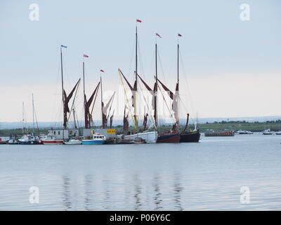 Queenborough, Kent, Regno Unito. 8 Giugno, 2018. Regno Unito Meteo: il sole al tramonto, Queenborough, Kent. Thames chiatte a vela moor in Queenborough porto avanti di cui domani centodecimo Medway chiatta corrispondono a vela. Credito: James Bell/Alamy Live News Foto Stock