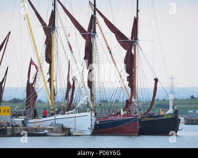 Queenborough, Kent, Regno Unito. 8 Giugno, 2018. Regno Unito Meteo: il sole al tramonto, Queenborough, Kent. Thames chiatte a vela moor in Queenborough porto avanti di cui domani centodecimo Medway chiatta corrispondono a vela. Credito: James Bell/Alamy Live News Foto Stock