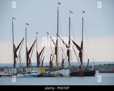 Queenborough, Kent, Regno Unito. 8 Giugno, 2018. Regno Unito Meteo: il sole al tramonto, Queenborough, Kent. Thames chiatte a vela moor in Queenborough porto avanti di cui domani centodecimo Medway chiatta corrispondono a vela. Credito: James Bell/Alamy Live News Foto Stock