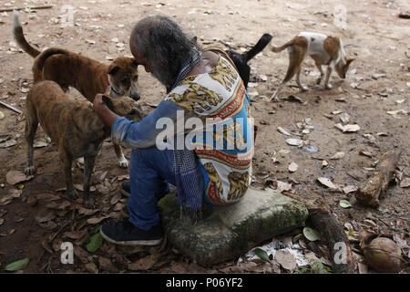 Dacca in Bangladesh. Il 7 giugno, 2018. Gli amanti degli animali del Bangladesh (ALB) organizzare un evento di vaccinazione per salvare i cani randagi a Dhaka. Gli amanti degli animali del Bangladesh è una catena di volontariato per lavori di gruppo per creare preoccupazione per naturali e animali, salvataggio e promuovere malati gli animali randagi, Rifugio natura abbandonare gli animali e dare via** cured & animali sani. Credito: Md. Mehedi Hasan/ZUMA filo/Alamy Live News Foto Stock