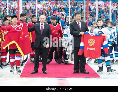 Tianjin. 8 Giugno, 2018. Il presidente cinese Xi Jinping e il suo omologo russo Vladimir Putin guarda un hockey su ghiaccio amichevole tra cinesi e russe squadre giovanili a Tianjin Stadio al Coperto nel nord della Cina di Tianjin, Giugno 8, 2018. Il team ha presentato maglioni a Xi e Putin. Credito: Wang Ye/Xinhua/Alamy Live News Foto Stock