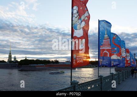 San Pietroburgo, Russia, 8 giugno, 2018. Trinità ponte decorato da striscioni con Zabivaka, la mascotte della Coppa del Mondo FIFA 2018. San Pietroburgo ospiterà otto partite di Coppa del Mondo prima delle quali si terrà il 15 giugno a credito: StockphotoVideo/Alamy Live News Foto Stock