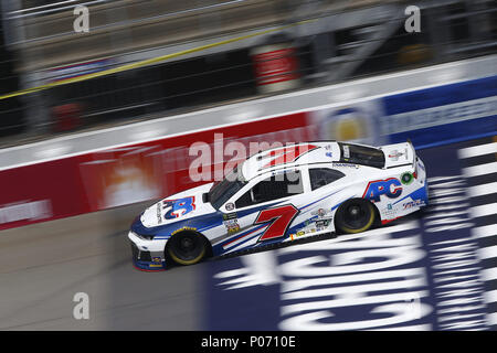 Brooklyn, Michigan, Stati Uniti d'America. 8 Giugno, 2018. JJ Yeley (7) porta la sua macchina da corsa verso il basso del tratto anteriore durante la pratica per il Casino FireKeepers 400 a Michigan International Speedway di Brooklyn, Michigan. Credito: Chris Owens Asp Inc/ASP/ZUMA filo/Alamy Live News Foto Stock