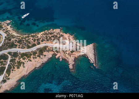 Atene. 8 Giugno, 2018. Foto scattata il 8 giugno 2018 mostra una vista generale del golfo Saronico del Mar Egeo vicino alla costa sud di Atene in Grecia. Mari greci e la fascia costiera, un patrimonio nazionale per il paese mediterraneo, sono minacciati dall'inquinamento di materia plastica e il cambiamento climatico, esperti locali hanno avvertito in occasione del mondo degli oceani giorno segnato il venerdì. Credito: Lefteris Partsalis/Xinhua/Alamy Live News Foto Stock