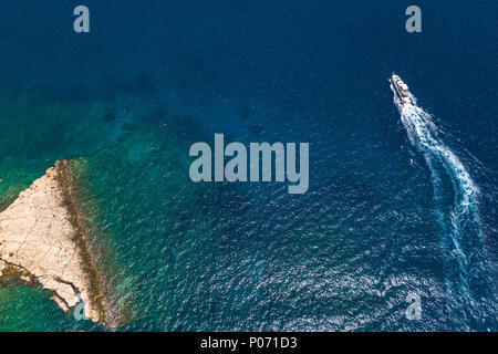 Atene, Grecia. 8 Giugno, 2018. Uno yacht vele vicino al Golfo di Saronico del Mar Egeo vicino alla costa sud di Atene, Grecia, Giugno 8, 2018. Mari greci e la fascia costiera, un patrimonio nazionale per il paese mediterraneo, sono minacciati dall'inquinamento di materia plastica e il cambiamento climatico, esperti locali hanno avvertito in occasione del mondo degli oceani giorno segnato il venerdì. Credito: Lefteris Partsalis/Xinhua/Alamy Live News Foto Stock