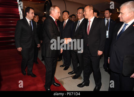 Qingdao, Cina Shandong. 8 Giugno, 2018. Il presidente russo Vladimir Putin arriva a Qingdao, Cina orientale della provincia di Shandong, Giugno 8, 2018. Putin è in visita di Stato in Cina e parteciperà al XVIII Organizzazione per la cooperazione di Shanghai (SCO) vertice di Qingdao. Credito: Ma Ning/Xinhua/Alamy Live News Foto Stock