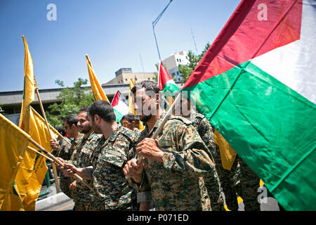 Tehran, Iran. 8 Giugno, 2018. Le persone che frequentano un rally per contrassegnare la Quds (Gerusalemme) giorno nel centro di Teheran, Iran, il 8 giugno 2018. Centinaia di migliaia di Iraniani detenuti massive rally a livello nazionale il venerdì per contrassegnare la Quds (Gerusalemme) giorno per supportare i palestinesi, pur denunciando le politiche di Israele e degli Stati Uniti. Credito: Ahmad Halabisaz/Xinhua/Alamy Live News Foto Stock