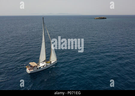 Atene, Grecia. 8 Giugno, 2018. Uno yacht vele vicino al Golfo di Saronico del Mar Egeo vicino alla costa sud di Atene, Grecia, Giugno 8, 2018. Mari greci e la fascia costiera, un patrimonio nazionale per il paese mediterraneo, sono minacciati dall'inquinamento di materia plastica e il cambiamento climatico, esperti locali hanno avvertito in occasione del mondo degli oceani giorno segnato il venerdì. Credito: Lefteris Partsalis/Xinhua/Alamy Live News Foto Stock