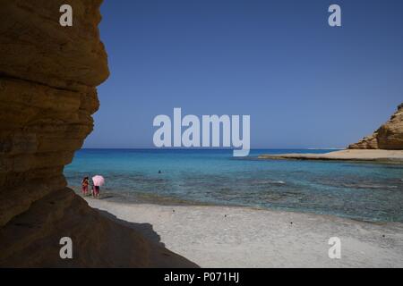 Marsa Matrouh, Egitto. 8 Giugno, 2018. I turisti sono visto su Ageeba Beach nella costa nord di città di Marsa Matrouh, Egitto, il 8 giugno 2018. Marsa Matrouh è una famosa meta turistica in Egitto. Credito: Wu Huiwo/Xinhua/Alamy Live News Foto Stock