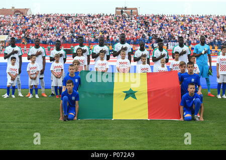 Osijek, Croazia. 8 Giugno, 2018. I giocatori del Senegal Squadra Nazionale line up prima della international amichevole contro il Senegal prima della Coppa del Mondo FIFA in osijek, Croazia, 8 giugno, 2018. La Croazia ha vinto 2-1. Credito: Goran Stanzl/Xinhua/Alamy Live News Foto Stock