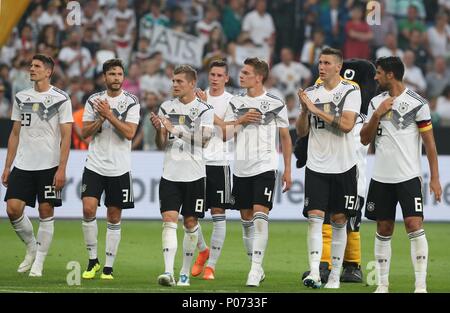 Leverkusen, Deutschland. Il giorno 08 Giugno, 2018. firo Calcio, 08.06.2018 Landerspiel, amichevole, gioco di prova stagione 2018/2019, Nati, team nazionale tedesco Germania, GER - Arabia Saudita KSA 2: 1 finale di giubilo, giubilo, tubicini, chiama, più di 5 cinque giocatori, GER Niklas Sule Suele, GER Matthias Ginter GER Sami Khedira, GER Toni Kroos, GER Mario Gomez | Utilizzo di credito in tutto il mondo: dpa/Alamy Live News Foto Stock