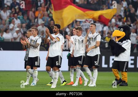 Leverkusen, Deutschland. Il giorno 08 Giugno, 2018. firo Calcio, 08.06.2018 Landerspiel, amichevole, gioco di prova stagione 2018/2019, Nati, team nazionale tedesco Germania, GER - Arabia Saudita KSA 2: 1 finale di giubilo, giubilo, tubicini, chiama, più di 5 cinque giocatori, GER Niklas Sule Suele, GER Matthias Ginter GER Sami Khedira, GER Toni Kroos | Utilizzo di credito in tutto il mondo: dpa/Alamy Live News Foto Stock