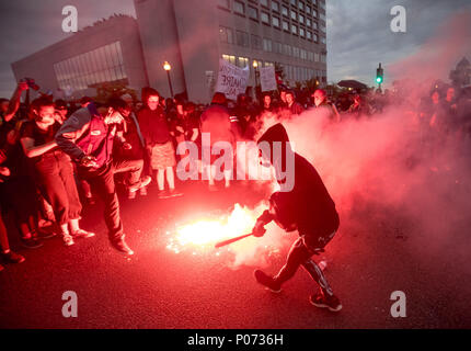 07 giugno 2018, Canada, Québec: dimostranti manipolazione di fuochi d'artificio durante un G7 protesta. Il Vertice del G7 avviene in Charlevoix, non lontano dalla città di La Malbaie nella provincia del Québec. Foto: Michael Kappeler/dpa Foto Stock