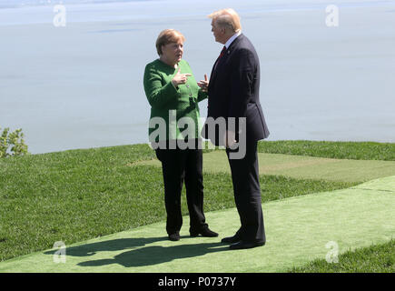 08 giugno 2018, La Malbaie, Quebec, Canada: il Cancelliere tedesco Angela Merkel (l) e il presidente statunitense Donald Trump in conversazione nel giardino dell'hotel Fairmont Le Manoir. Foto: Michael Kappeler/dpa Foto Stock