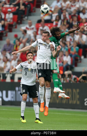 Leverkusen. 8 Giugno, 2018. Julian Draxler (C) della Repubblica federale di Germania il sistema VIES con Yasir Al-Sharani di Arabia Saudita durante la international amichevole tra Germania e Arabia Saudita a BayArena il 8 giugno 2018 a Leverkusen, Germania. Credito: Ulrich Hufnagel/Xinhua/Alamy Live News Foto Stock