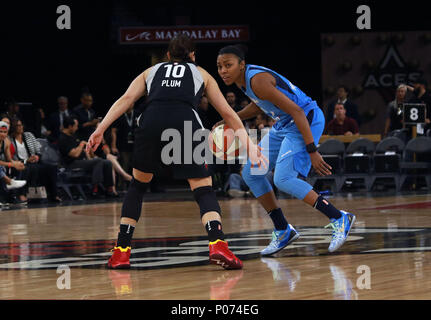 Las Vegas, Nevada, USA. Il 9 giugno, 2018. Kelsey prugna # 10 del Las Vegas Aces guardie Renee Montgomery # 21 del sogno di Atlanta durante il loro WNBA gioco su Giugno 8, 2018 Il grasso del Mandalay Bay Events Centre di Las Vegas, Nevada. Credito: Marcel Thomas/ZUMA filo/Alamy Live News Foto Stock