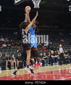 Las Vegas, Nevada, USA. Il 9 giugno, 2018. Un'ja Wilson # 2 del Las Vegas Aces blocchi Elizabeth Williams# 1 del sogno di Atlanta durante il loro WNBA gioco su Giugno 8, 2018 al Mandalay Bay Events Centre di Las Vegas, Nevada. Credito: Marcel Thomas/ZUMA filo/Alamy Live News Foto Stock