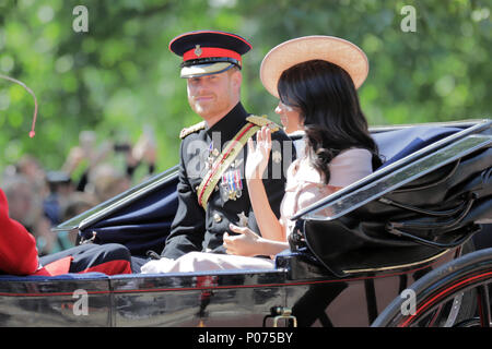 Londra, UK, 9 giugno 2018. Meghan, duchessa di Sussex, assiste il suo primo Trooping il colore Queens Compleanno Parade, seduto accanto a suo marito, S.A.R. il principe Harry, duca di Sussex Credito: amanda rose/Alamy Live News Foto Stock