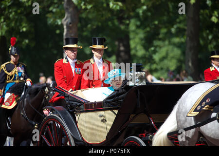 Londra, UK, 9 giugno 2018,l'Trooping annuale il colore ha avuto luogo in Horseguards Parade per contrassegnare il Queens ufficiale di compleanno. È stata una tradizionale cerimonia piena di militari di fasto e di fasto. I membri della famiglia reale ride in carrelli e a cavallo lungo il centro commerciale di Londra il loro modo per la cerimonia in Horseguards Parade. Credito Larby Keith/Alamy Live News Foto Stock