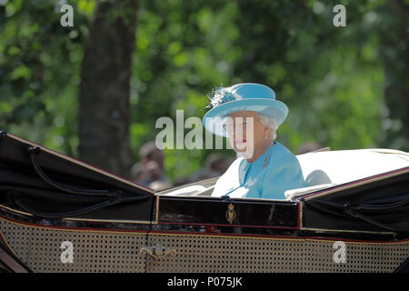 Londra, UK, 9 giugno 2018. HM la regina, passeggiate lungo il Mall, da soli, nel suo carro trainato da cavalli, Trooping il credito di colore: amanda rose/Alamy Live News Foto Stock