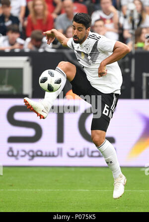 08 giugno 2018, Germania, Leverkusen: Calcio internazionale, Germania vs Arabia Saudita al BayArena. La Germania Sami Khedira. Foto: Ina Fassbender/dpa Foto Stock