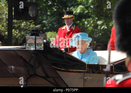 Londra, UK 9 Giugno 2018: HMR Queen Elizabeth visto su una carrozza a cavalli come fanno il loro modo per la sfilata delle Guardie a Cavallo sulla Terra il 9 giugno 2018. Oltre 1400 sfilando soldati, 200 cavalli e 400 musicisti si riuniscono ogni mese di giugno in un grande display di precisione militare, equitazione e fanfare per contrassegnare la regina ufficiale di compleanno. Credito: David Mbiyu/Alamy Foto Stock