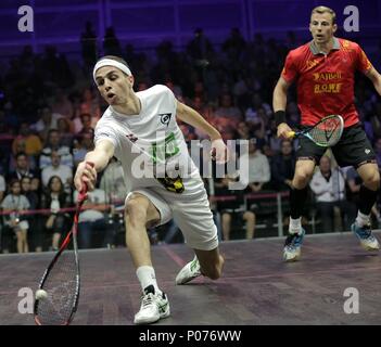 Dubai, Emirati Arabi Uniti. 8 Giugno, 2018. Ali Farag (L) dell'Egitto compete nei confronti di Nick Matteo di Inghilterra durante gli uomini semifinale partita a Dubai World Series Finals squash nel torneo di Dubai, Emirati arabi uniti, Giugno 8, 2018. Credito: Mahmoud Khaled/Xinhua/Alamy Live News Foto Stock