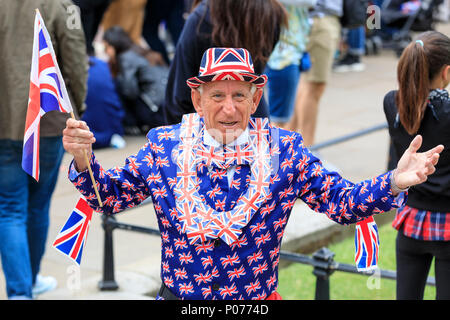 Il centro commerciale di Londra, Regno Unito, 9 giugno 2018. Un Royal ventola. Il sovrano il compleanno si celebra ufficialmente con la cerimonia del Trooping il colore, la regina il compleanno Parade. Truppe dalla divisione per uso domestico, complessivamente 1400 di ufficiali e soldati sono su parade, insieme con due cento cavalli; oltre quattrocento musicisti provenienti da dieci bande e corpo di tamburi. Il percorso della parata si estende da Buckingham Palace lungo il centro commerciale per la sfilata delle Guardie a Cavallo, Whitehall e di nuovo indietro. Credito: Imageplotter News e sport/Alamy Live News Foto Stock