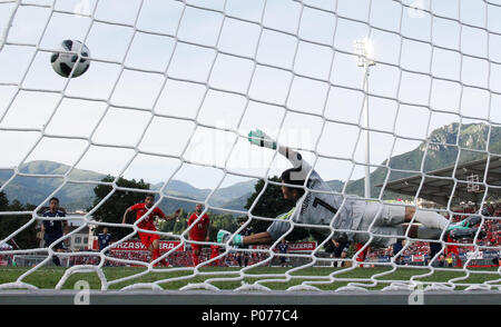 Lugano. 8 Giugno, 2018. Svizzera di Ricardo Rodriguez punteggio a una penalità durante la international amichevole contro il Giappone presso lo Stadio Cornaredo a Lugano, Svizzera meridionale Giugno 8, 2018. La Svizzera ha vinto 2-0. Credito: Ruben Sprich/Xinhua/Alamy Live News Foto Stock