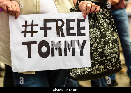 Belfast, Irlanda Northenrn, 09/06/2018 - Unionisti tenere un rally a sostegno della Gran Bretagna primo membro Tommy Robinson che era stato imprigionato nel maggio 2018 per 13 mesi per disprezzo della corte pubblicando in diretta su Facebook quando vietati dal farlo. Foto Stock