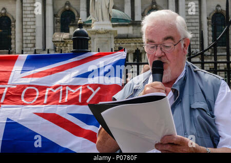 Belfast, Irlanda Northenrn, 09/06/2018 - Unionisti tenere un rally a sostegno della Gran Bretagna primo membro Tommy Robinson che era stato imprigionato nel maggio 2018 per 13 mesi per disprezzo della corte pubblicando in diretta su Facebook quando vietati dal farlo. Foto Stock