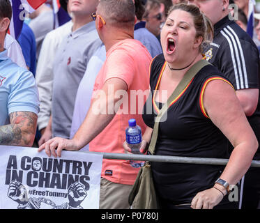 Belfast, Irlanda Northenrn, 09/06/2018 - Unionisti tenere un rally a sostegno della Gran Bretagna primo membro Tommy Robinson che era stato imprigionato nel maggio 2018 per 13 mesi per disprezzo della corte pubblicando in diretta su Facebook quando vietati dal farlo. Foto Stock