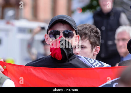 Belfast, Irlanda del Nord. 09/06/2018 - Irlanda del Nord Antifa membri, molti con il volto coperto, protesta contro un rally a sostegno del British prima di Tommy Robinson, imprigionato nel maggio 2018 per disprezzo della corte. Foto Stock