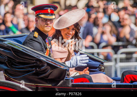 Londra, UK, 9 giugno 2018. Il principe Harry e Meghan, il Duca e la Duchessa di Sussex arrivare - La regina il compleanno Parade, più comunemente nota come Trooping il colore. Le guardie Coldstream truppa il loro colore., Credito: Guy Bell/Alamy Live News Foto Stock