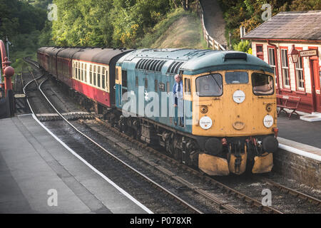 BR Classe 26 Bo-Bo Sulzer 26038 Diesel "Tom Clift' costruito nel 1959 e ora preseved sul Nord Yorkshite Moors Railway Foto Stock