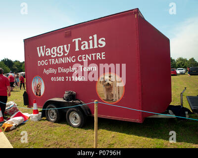 In un villaggio del Suffolk fete è parcheggiato il camion di un display dog team Foto Stock