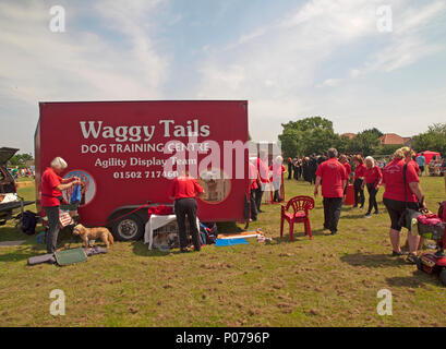 In un villaggio del Suffolk fete è parcheggiato il camion di un display dog team Foto Stock