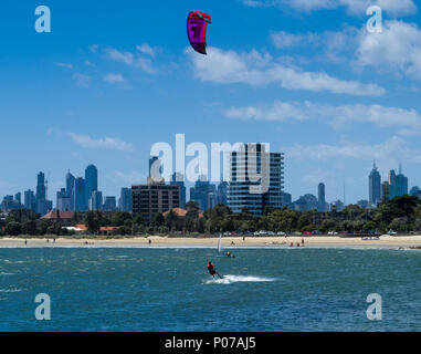 Kite surfer in azione in Port Phillip Bay vicino a St Kilda, Melbourne, Victoria, Australia Foto Stock