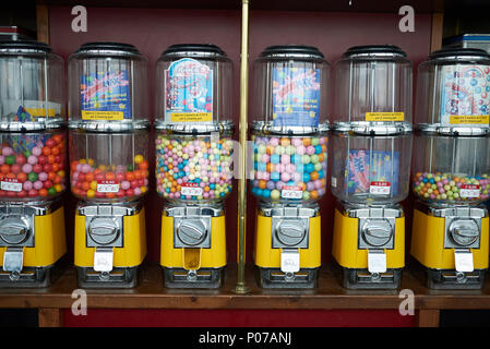Milano, Italia - 15 Maggio 2018 : candy dispenser con colorati bubble gum Foto Stock