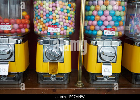 Milano, Italia - 15 Maggio 2018 : candy dispenser con colorati bubble gum Foto Stock